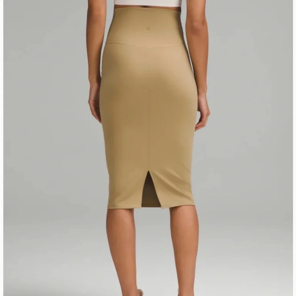 NWT LULULEMON Nulu Slim-Fit High-Rise Skirt Color Filbert Tan Size 12